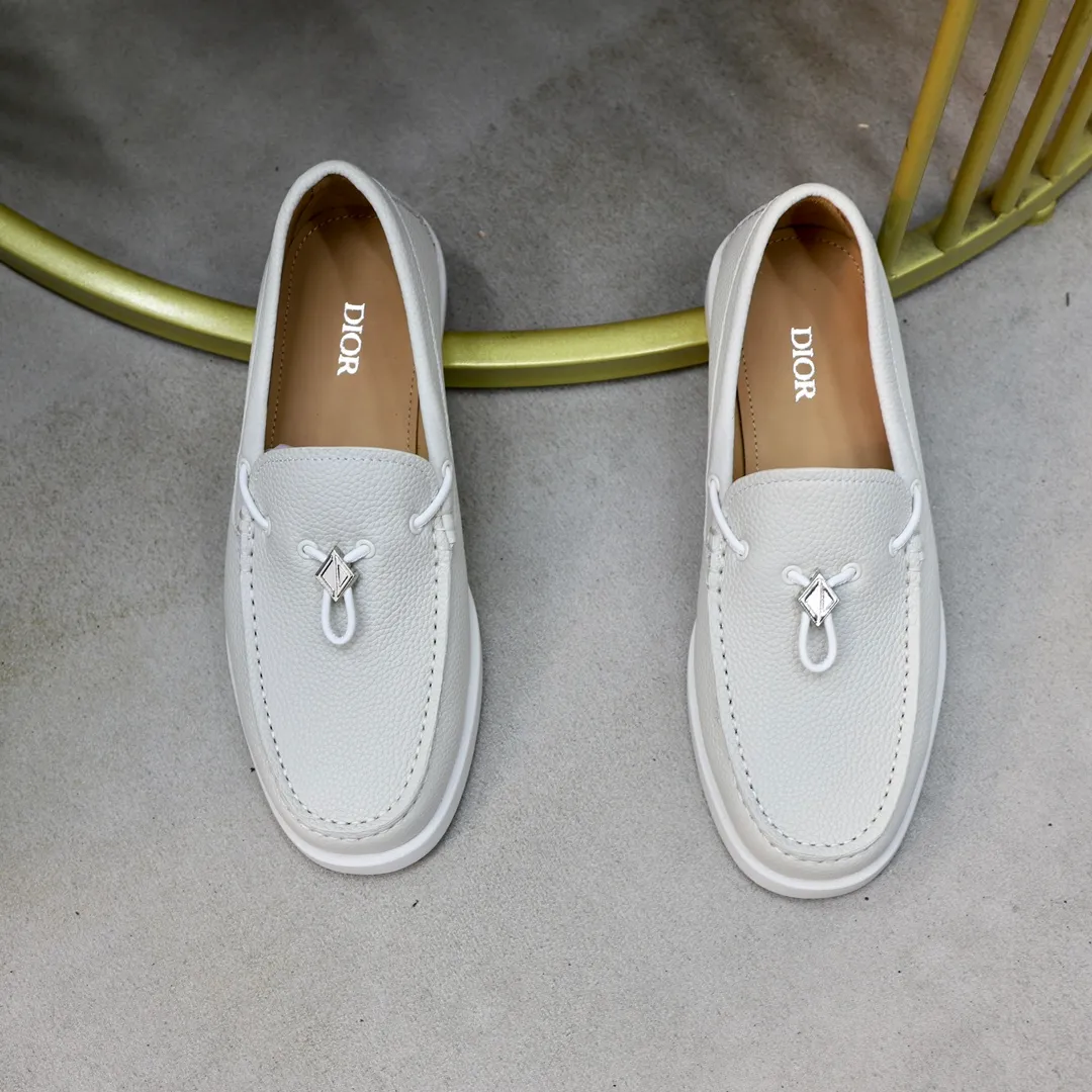 Ex-factory price: 540🙅‍♂️🙅‍♂️🙅‍♂️ Brand: Dior DIOR Standard code: Men's code 38/44 (45 can be customized) Grade: Same as the official website Material: Original cowhide stitching, cowhide lining, original TPU wear-resistant soft outsole Style categories: Leisure and sports version, footwear for driving, young fashion, European and American trends, British style Color: actual picture color